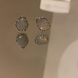 kendra scott stud earrings!